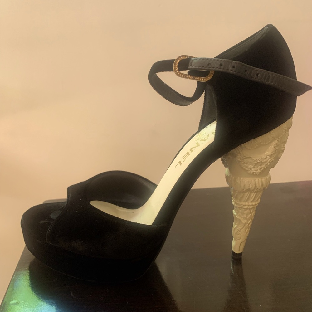 GORGEOUS AND IMMACULATE CHANEL VELVET SANDALS